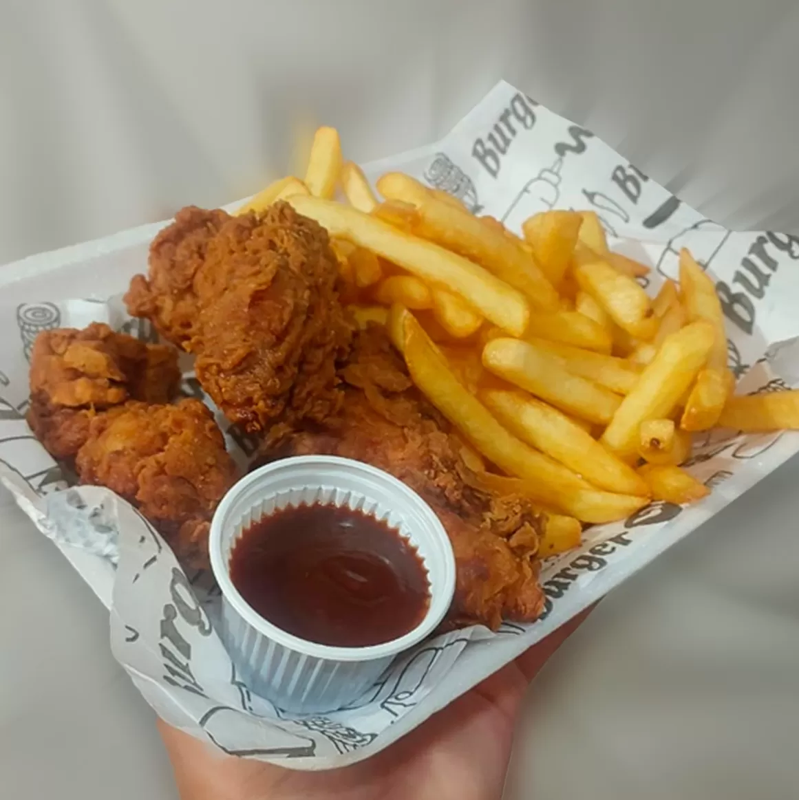 3 Tirinhas de Sassami + Fritas (200g) + Molho grátis (Serve bem 1 pessoa)